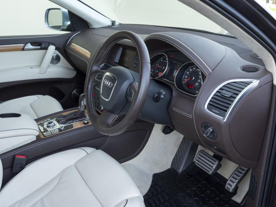 Интерьер Audi Q7 V12 TDI Quattro (4L) 2009 года  (UK) (фото 9 из 15)
